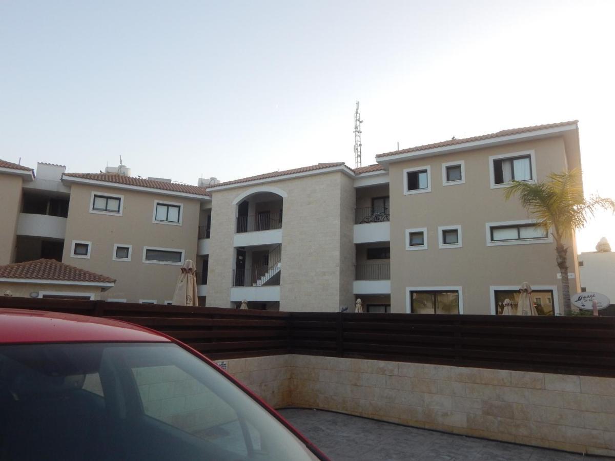 Barlee'S Apartment Paralimni Esterno foto